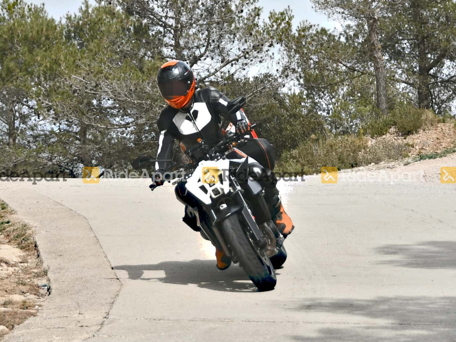 2024-ktm-990-duke2.jpg