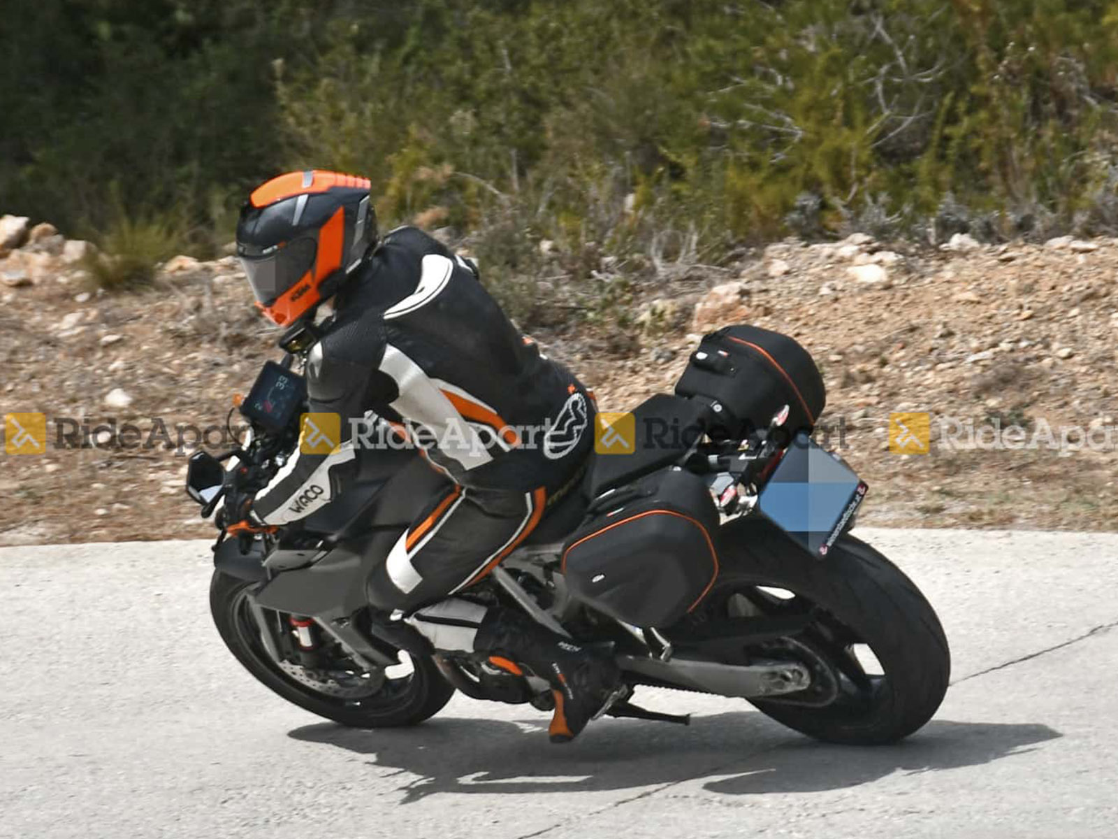 2024-ktm-990-duke3.jpg