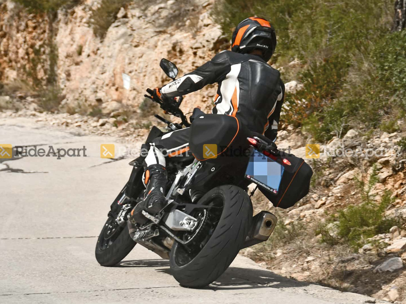 2024-ktm-990-duke4.jpg