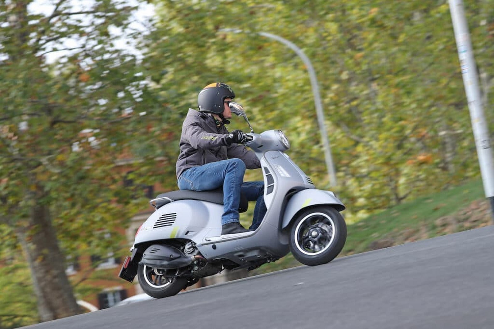 Vespa_GTS_300_Super_Tech_2023__1-web.jpg