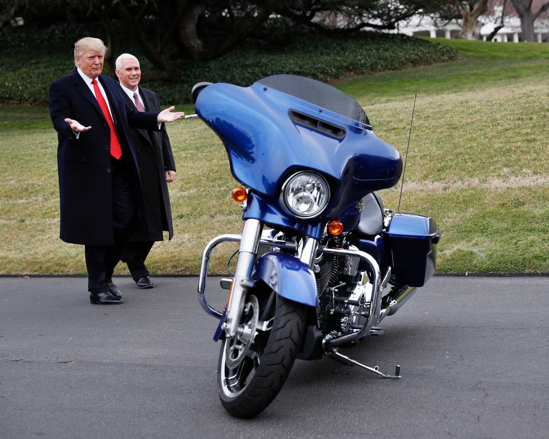 Έξαλλος ο Trump με την Harley-Davidson!