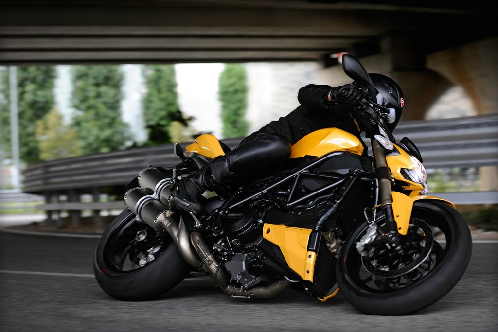 Ducati Streetfighter 848 2012 - video