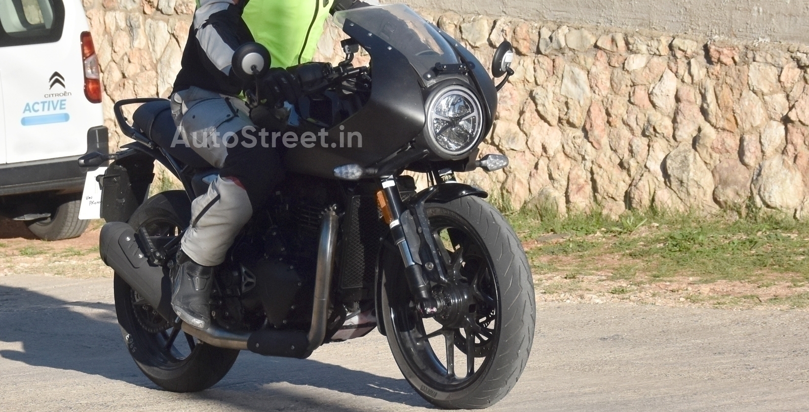 Triumph Thruxton400 spy pics 3