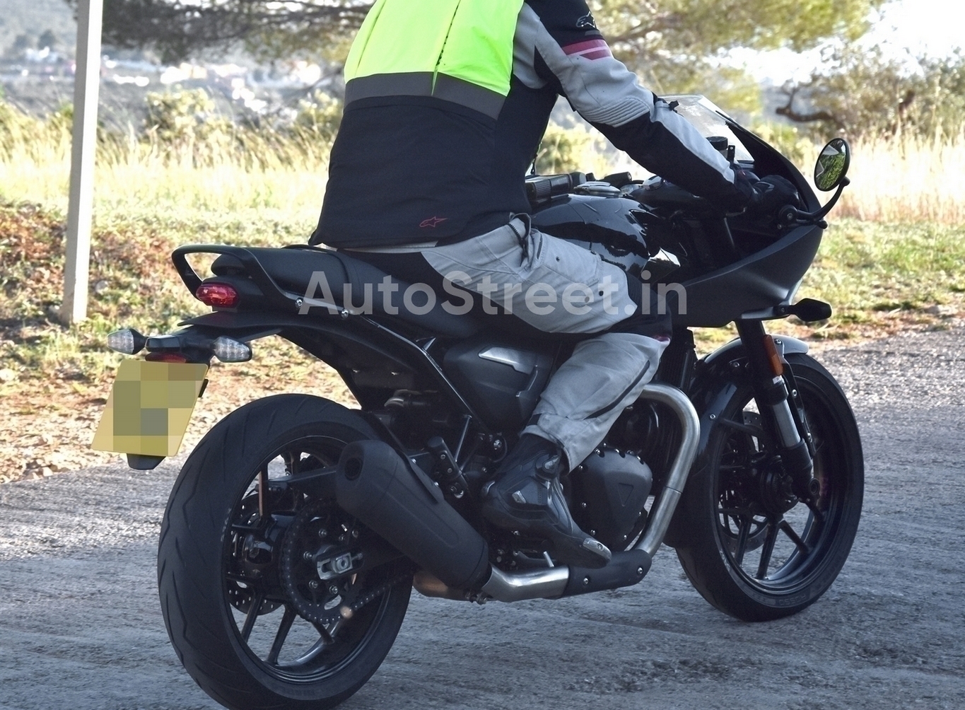 Triumph Thruxton400 spy pics 4