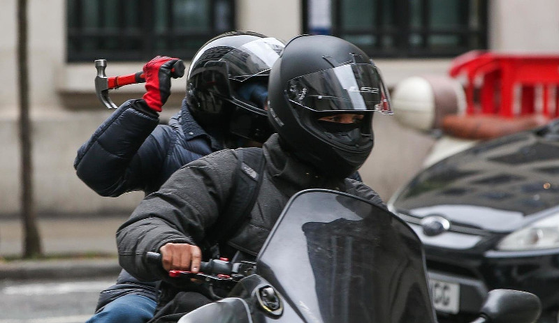 Πρόταση για απαγόρευση κυκλοφορίας με συνεπιβάτη στο Λονδίνο!