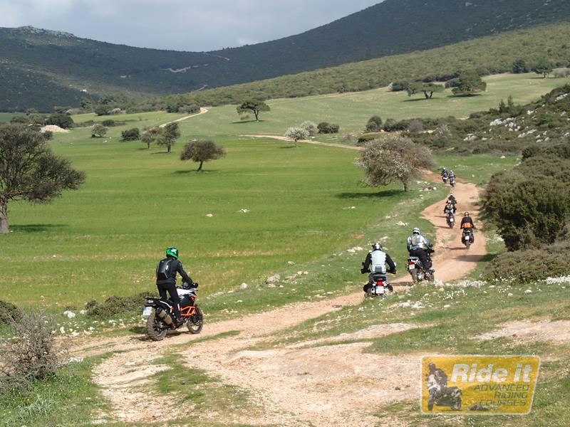 Ταξιδιωτικό – Στον Ελικώνα από χώμα