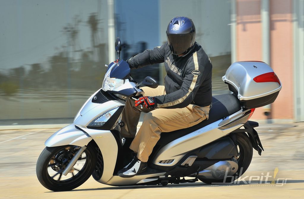 Test - Kymco People 300 GTI Top Case 2011