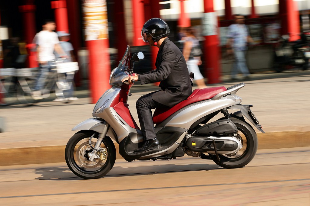 Παρουσίαση - Piaggio Beverly 350 Sport Touring 2012