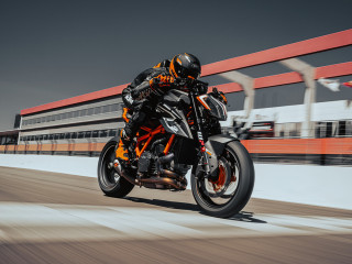 KTM 1290 Super Duke RR 2023 – 180 τα κιλά, 180 και οι ίπποι!