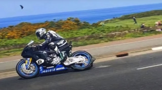 Διαλύθηκε το λάστιχο το Michael Dunlop σε μεγάλη ταχύτητα στον αγώνα NW200 [βίντεο]