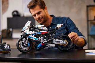 BMW M 1000 RR - LEGO Technic αριστούργημα σε κλίμακα 1:5