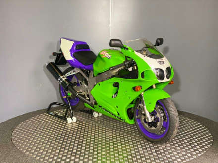 Kawasaki ZX-7RR του 1996 πωλείται με μηδέν χιλιόμετρα!