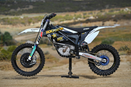 Ένα νέο Husqvarna &quot;EE18&quot; από την DirtFirst και την Hollywood Movie Bikes