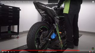 Kawasaki ZX-25R με Yoshimura - Μουγκρητό και φλόγες - Video