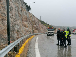 Παραδόθηκαν στην κυκλοφορία και τα δύο ρεύματα του οδικού άξονα Βάρκιζας-Σουνίου στις &quot;Τρύπες Καραμανλή&quot;