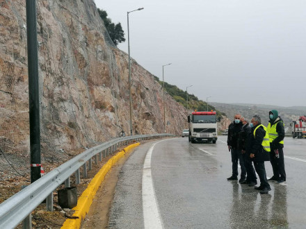 Παραδόθηκαν στην κυκλοφορία και τα δύο ρεύματα του οδικού άξονα Βάρκιζας-Σουνίου στις &quot;Τρύπες Καραμανλή&quot;