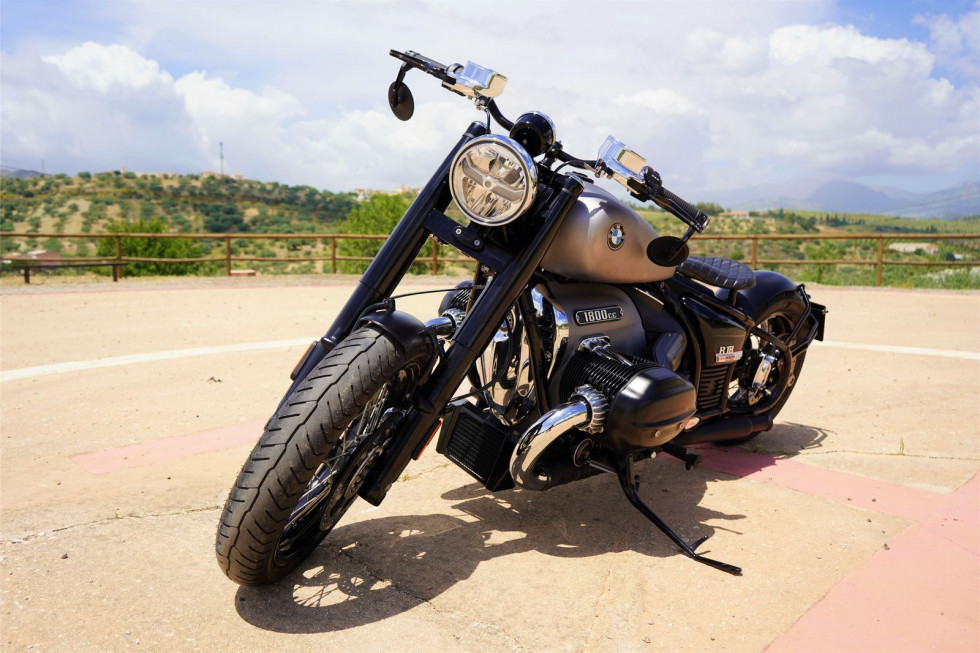 Παρουσίαση-BMW R18 BOBBER STEEL. It&#039;s only rock and roll but I like it!