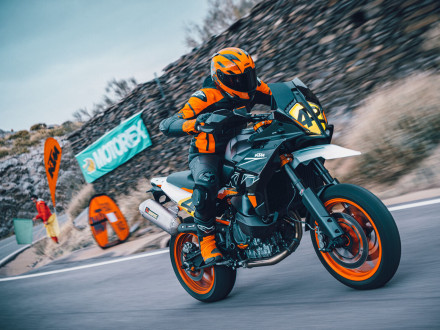 KTM 890 SMT - Έρχεται με το Tech Pack ενεργοποιημένο!