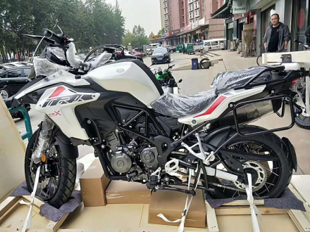 Είναι αυτό το νέο Benelli TRK502X; Εμφάνιση με tubeless ζάντες