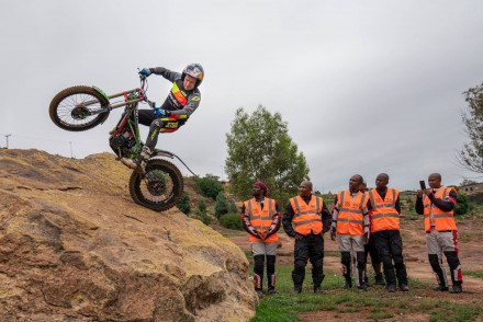 O Dougie Lampkin εκπαιδεύει τους αναβάτες του Two Wheels for Life