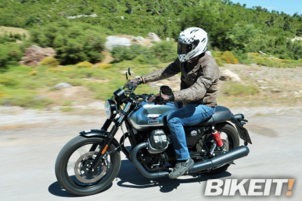 Moto Guzzi V7 Stone III - Video Test