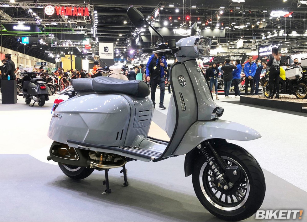 EICMA 2022 - Royal Alloy 300 Grand Prix British Blue 2023