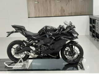 Kawasaki Ninja ZX-25R – Ετοιμάζεται και κατάμαυρη έκδοση