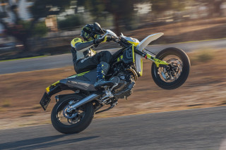 Husqvarna 701 Supermoto 2023 - Με το πλάι ξανά