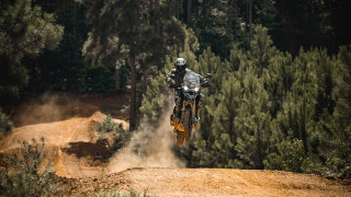 Ο Ricky Carmichael οδηγεί το πρωτότυπο της νέας Triumph Tiger 1200 - Video