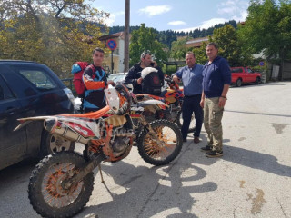 Αναβάτες enduro μοτοσυκλετών βοήθησαν στην αποκλεισμένη Χρυσομηλιά Τρικάλων