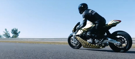 Aston Martin / Brough Superior AMB 001 – Δοκιμάζεται στην πίστα, δείτε το Video