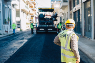 Ασφαλτοστρώθηκαν οι πρώτοι 78 δρόμοι στις γειτονιές της Αθήνας σε 3 εβδομάδες