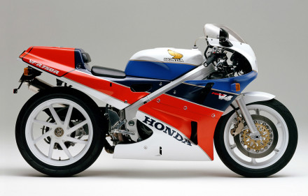 Honda RC30 - Το υπέροχο κλασικό προωθητικό βίντεο της θρυλικής μοτοσυκλέτας - Video