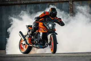 KTM 990 Duke 2024 – Έρχεται το «The Sniper» με 123 άλογα