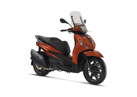 Το νέο Piaggio Beverly 300 HPE 2021 σας περιμένει στη Moto Petsas