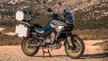 CFMOTO MT800 - Η πρώτη φωτογραφία της έκδοσης παραγωγής