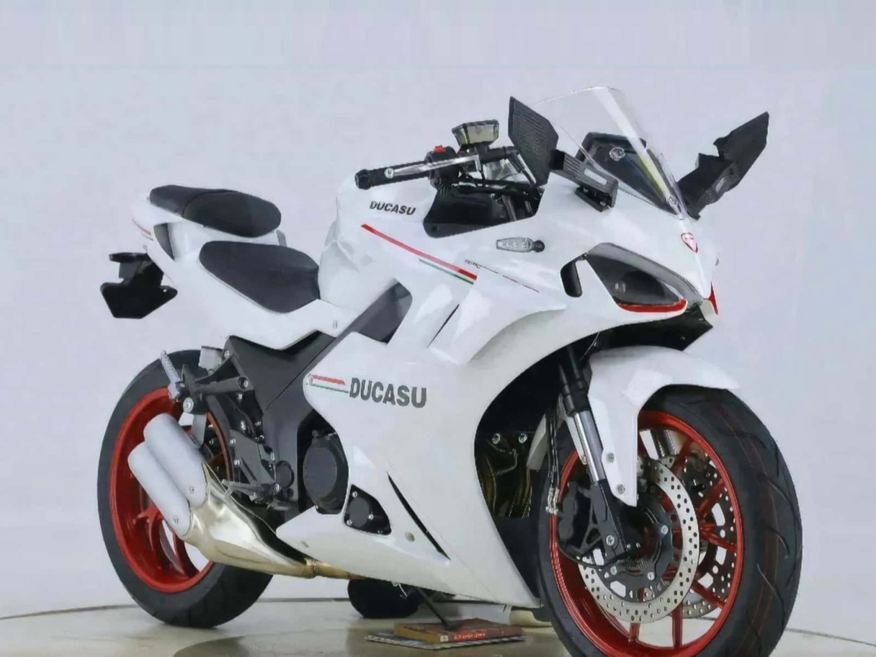 Ducasu DK400 – Ή καλύτερα «Ducati Supersport 950 από χαλασμένο φωτοτυπικό»