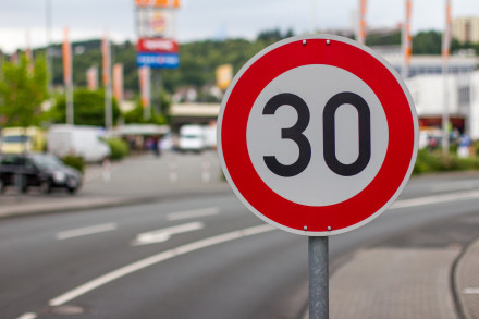 Όριο ταχύτητας 30 km/h στην Αθήνα προτείνει ο Δήμαρχος Αθηναίων