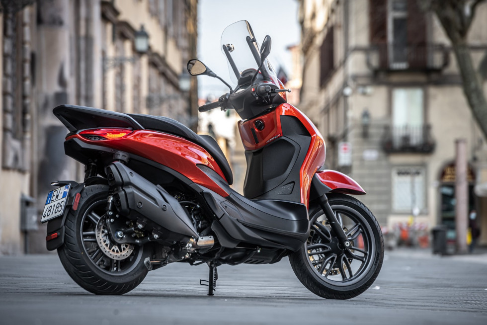 Τεχνική Ανάλυση - Piaggio Beverly 300/400 ΗΡΕ 2021 - Δύο κινητήρες, μια δυναστεία