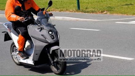 Ηλεκτρικό σκούτερ KTM φωτογραφήθηκε σε δοκιμές