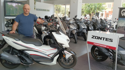 Ο ηθοποιός Μάκης Παπαδημητρίου με Zontes Μ310