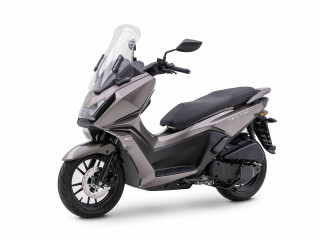 Kymco Sky Town 125/150 - Στόχος ο κόσμος